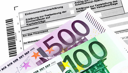 Steuererklärung Formular mit Banknoten