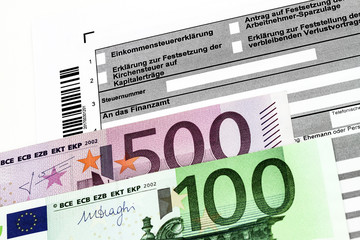 Steuererklärung Formular mit Banknoten