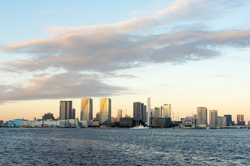 Fototapeta premium dusk of tokyo bay area seen from rainbow bridge 
