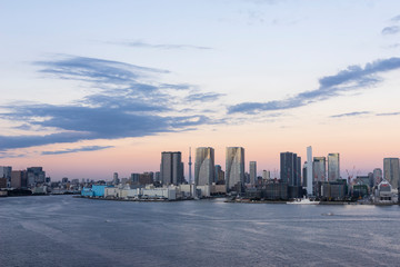 Obraz premium dusk of tokyo bay area seen from rainbow bridge 