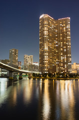 Fototapeta na wymiar naight view along the canal shinagawa tokyo 