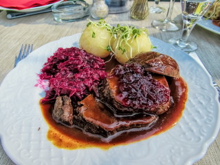 Hirschbraten mit Rotkohl