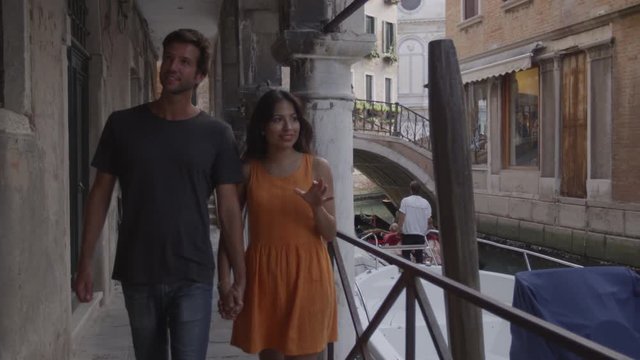 Pareja enamorada pasea por Venecia