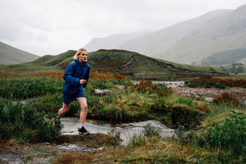 Man jogging alone in rough terrain © Rawpixel.com