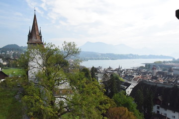 Fototapeta na wymiar City of Lucern with lake in the background