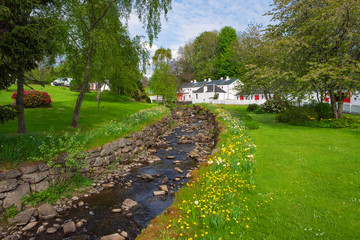 Kleine Whiskydestillerie in den schottischen Highlands