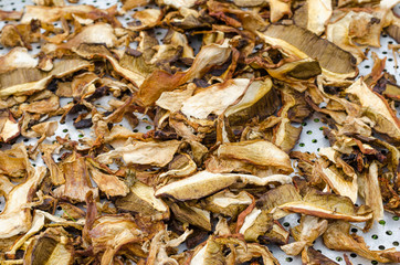 sliced mushrooms are dried on drushlak on the street