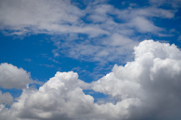 Obraz premium Blue summer sky with cumulus clouds