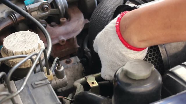 changing air filter of car