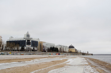 Fototapeta na wymiar View of Arkhangelsk covered with the first snow from a city beach in November Russia