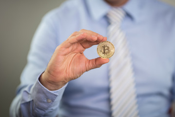 moneta bitcoin trzymana w dłoni - obrazy, fototapety, plakaty