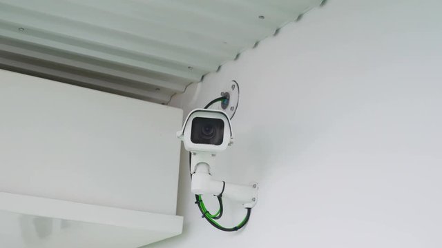 20906_Much_closer_look_of_the_lens_of_the_cctv_on_the_wall.mov