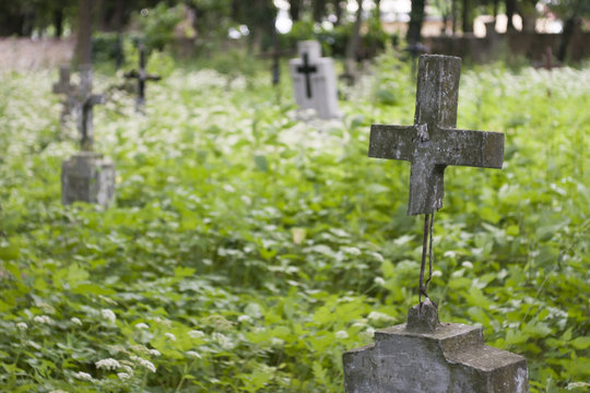 zniszczony krzyż na starym cmentarzu