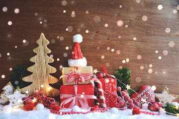 Weihnachtskarte - Geschenke im Schnee rot