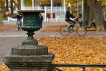 Obraz premium copa en un pedestal en el parque de la Florida, Vitoria-Gasteiz (Spain) en otoño