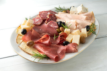 Vassoio di bresaola, salame, fesa di tacchino, parmigiano e gorgonzola