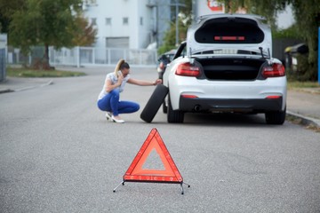 Frau mit autopanne