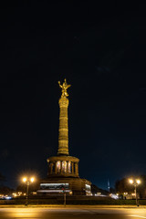 Fototapeta premium Nachtaufnahme der beleuchteten Siegessäule in Berlin