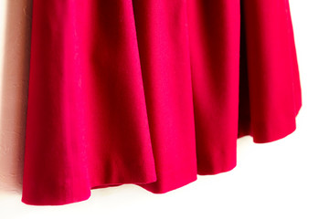 白バックに赤いスカート