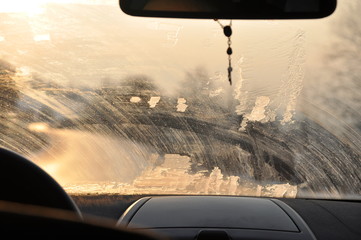 windschutzscheibe frischer schnee im winter bei kaltem wetter