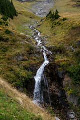 Fototapeta na wymiar Bergbach mit kleinem Wasserfall im Hinteren Lauterbrunnental