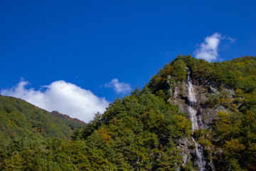 Fototapeta na wymiar Waterfall falling from the mountain