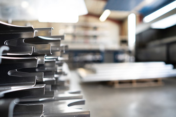 Industire Farbrik Maschinen Aluminium sägen, verarbeiten, Produktion Halle Lager