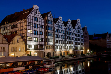 Obraz premium Historical buildings on the promenade of Gdansk at night. Poland