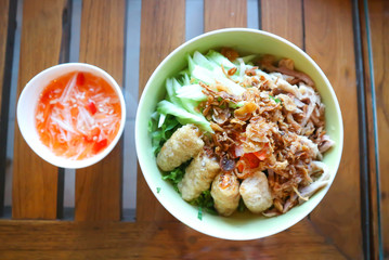 noodle with crispy pork