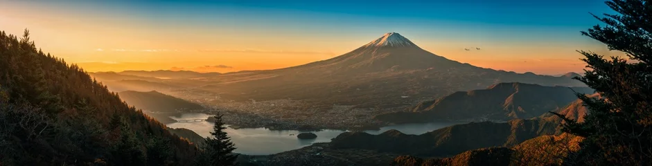 Foto auf Acrylglas Fuji Mt. Fuji über dem Kawaguchiko-See mit Herbstlaub bei Sonnenaufgang in Fujikawaguchiko, Japan.