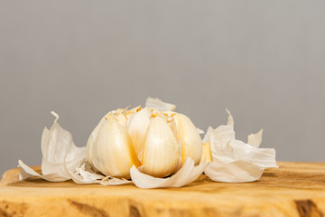 Peeled garlic on wood.