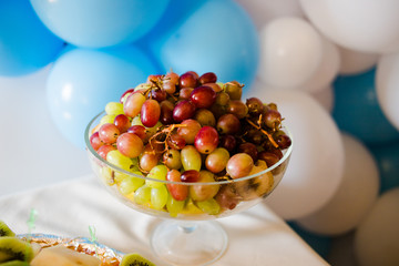 Sliced ​​fruits on a buffet table