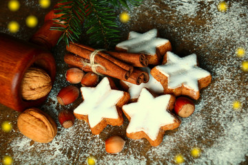 Zimtsterne und Gewürze zu Weihnachten
