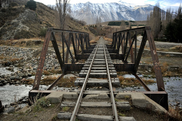 .VIAS DEL TREN DE LA TROCHITA, VIEJO EXPRESO PATAGONICO. PUENTE QUE CRUZA EL ARROYO DE ESQUEL..PROVINCIA DE CHUBUT (ARGENTINA).