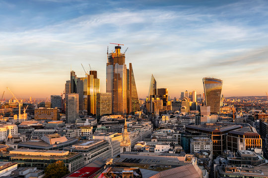 Die moderne Skyline der City von London bei Sonnenuntergang