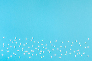 Winter pattern made of small white snowflakes