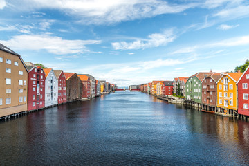bunte H&auml;userfassaden an Kanal in Trondheim, Norwegen