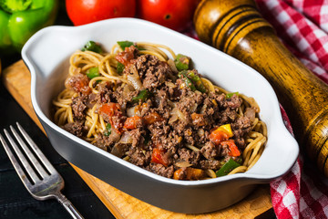 Beef spaghetti,There are plenty of tomatoes and chopped beef on it.