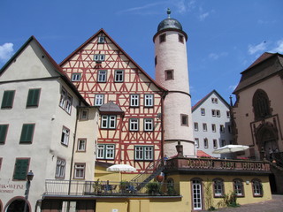 Obraz premium Weißer Turm in der Altstadt von Wertheim