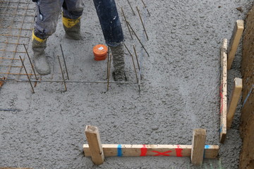 mann beim betonieren