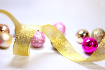 ピンク色と金色のカラフルな装飾の背景テクスチャ(白背景)