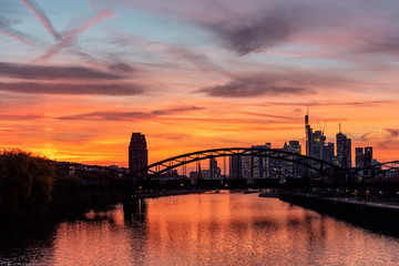 Obraz premium Abendstimmung über der Frankfurter Skyline mit Deutschherrnbrücke im Vordergrund