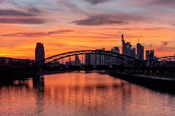 Fototapeta premium Abendstimmung über der Frankfurter Skyline mit Deutschherrnbrücke im Vordergrund
