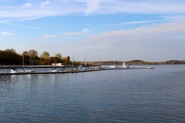 Obraz premium Herbstliche Impressionen an der Marina Mücheln am Geiseltalsee mit Blick auf Hafen