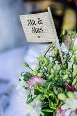 bandierina con scritto mr&Mrs sopra composizione floreale 