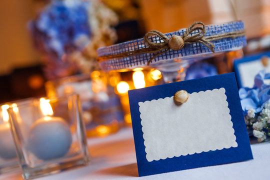 Segna posto simpatico bianco e blu su tavola imbandita con 