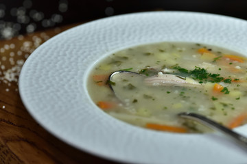 soupe de légumes traditionnelle au poulet servie dans une assiette blanche
