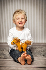 Lachender Junge