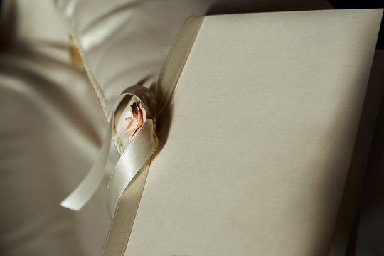 Dettaglio floreale su copertina di un libro
