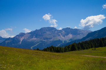 Fototapeta na wymiar paesaggio di montagna